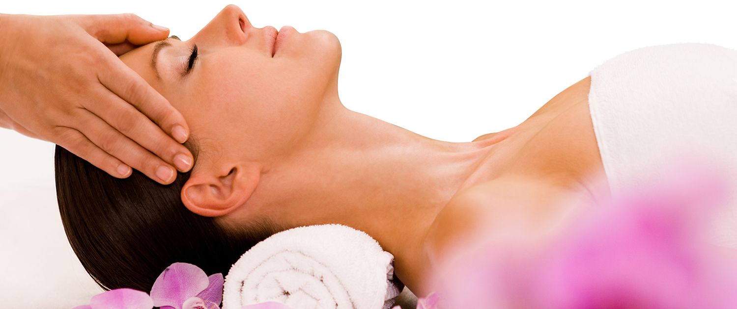 Hübsche Frau bekommt Kopfmassage